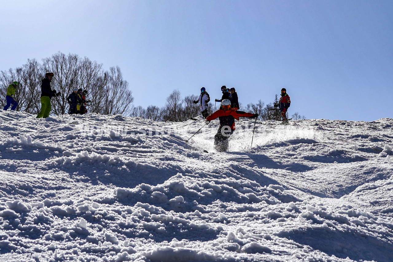 札幌国際スキー場 Mt.石井スポーツ ISHII SKI ACADEMY 校長・斉藤人之さんによる『斉藤塾』開講。本日のテーマは、「春雪！コブからスキーのたわみを楽しむ！！」(^^)v